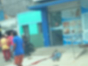 Homem em situação de rua é atacado a pedradas em frente à clínica no Jacintinho