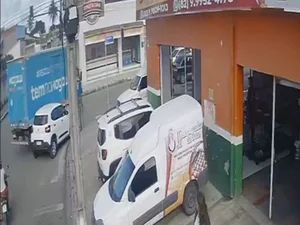 Carro e caminhão colidem durante manobra para acessar rua em Arapiraca