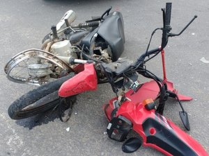 Duas pessoas ficam feridas em colisão frontal entre carro e motocicleta