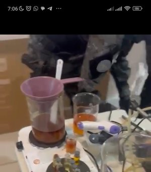 [Vídeo] Homem é preso e fábrica clandestina de medicamentos é desarticulada na parte alta de Maceió
