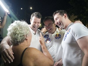 Daniel, Lucas e Luciano arrastam multidão pelas ruas do Manoel Teles