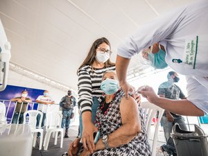 Confira horários e pontos de vacinação em funcionamento neste feriado