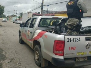 Criminosos roubam moto e abandonam outro ciclomotor no local do crime