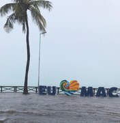 Volume da água da chuva atinge letreiro “Eu amo Maceió”