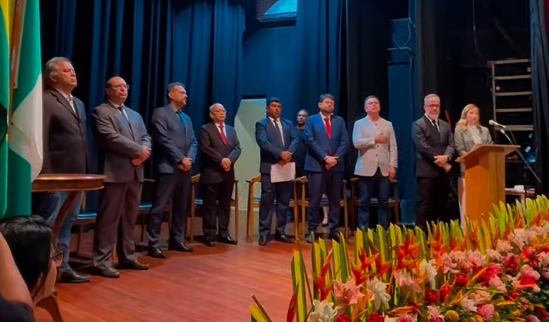 [Vídeo] Diplomação dos eleitos em Arapiraca tem ‘afago’ de Luciano Barbosa a Rute Nezinho