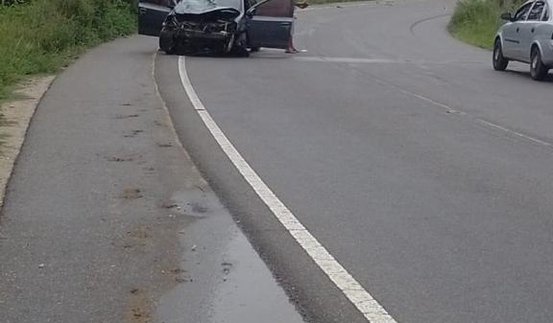 Uma pessoa morre após colisão entre um carro e moto em Piaçabuçu na tarde deste domingo (21)