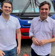 Prefeito Eduardo Bulhões recebe micro-ônibus do Programa Agora Tem Especialistas