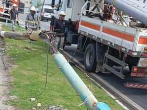Postes de concreto da Praia da Avenida são substituídos por equipamentos em fibra de vidro