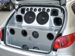 Som abusivo  e desacato resulta na prisão de jovens