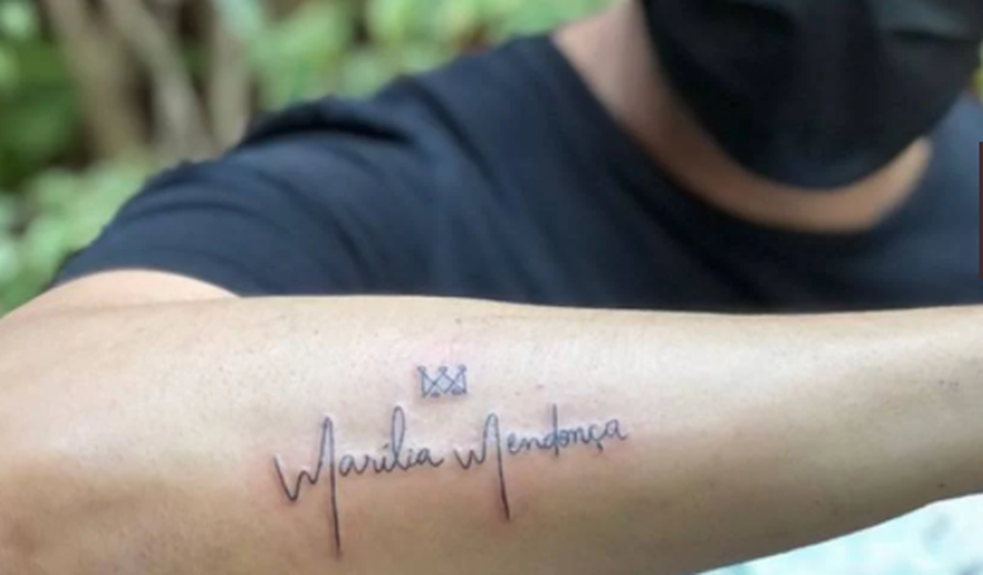 Maquiador de Marília Mendonça tatua nome de cantora no braço