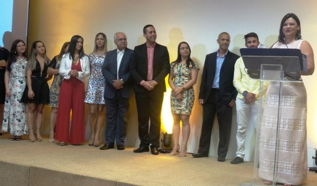 Rogério Teófilo entrega prêmio a empresa arapiraquense vencedora do Great Place to Work