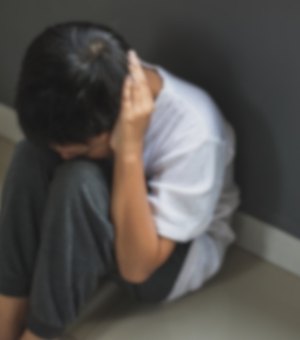 Terapeuta filmada puxando cabelos de criança autista em Maceió é proibida de atender