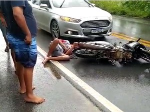 Ocupantes de motocicleta ficam feridos em acidente na AL 101 Norte em Alagoas