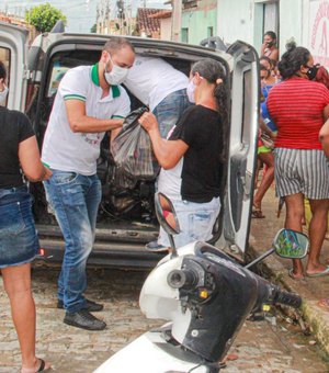Famílias da periferia recebem alimentos arrecadados na campanha Vacinação Solidária