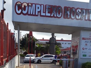 Acidente dentro de estacionamento de hospital em Arapiraca envolve dois veículos