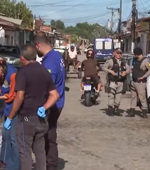 Homem é baleado, tenta pedir ajuda e morre no meio rua no Bom Parto, em Maceió