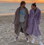 Justin Bieber e Hailey Baldwin vão à praia de roupão em tarde de Natal