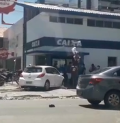 [Vídeo] Carro quase invade agência bancária após colisão na Jatiúca