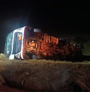 Carreta com carga de álcool tomba em Porto Calvo