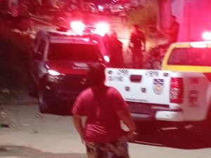 Homem é morto a tiros em via pública no bairro Rio Novo, em Maceió