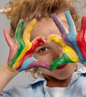 Justiça decreta medidas protetivas de urgência a criança autista agredida em clínica de Maceió