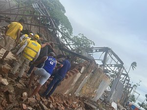 Galpão desaba e deixa quatro feridos no estacionamento de Jaraguá