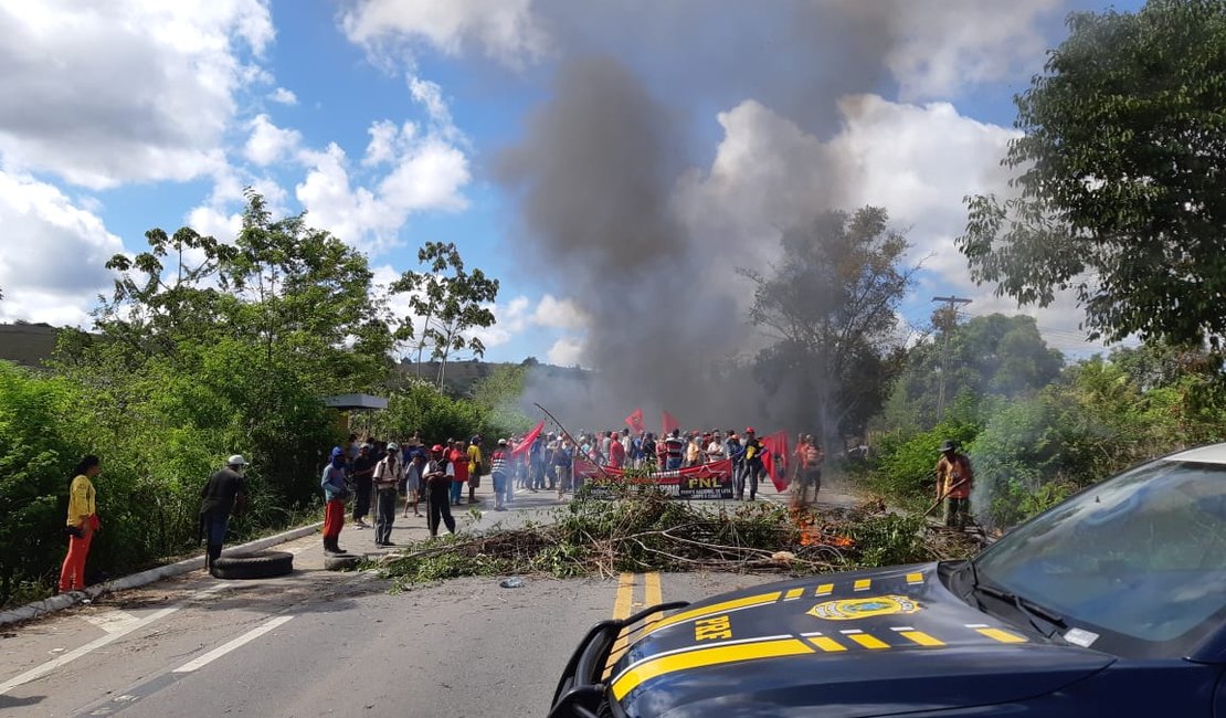 Protestos interditam rodovias em União dos Palmares e Teotônio Vilela