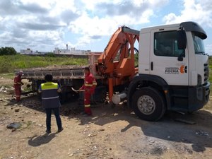 Caminhão é flagrado descartando ilegalmente material em terreno 