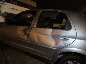 Após acidente, homens danificam carro a pedradas
