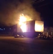[Vídeo] Caminhão lotado de mercadoria pega fogo em Penedo