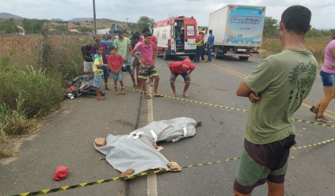 Motociclista morre após ser atropelado por caminhão carregado de galinha