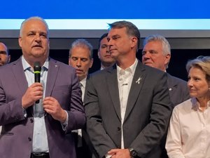 Flávio Bolsonaro anuncia Alfredo Gaspar como vice em chapa pura à Presidência
