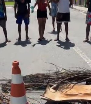 Moradores do Vergel fazem protesto em cobrança a entrega de chaves de apartamentos