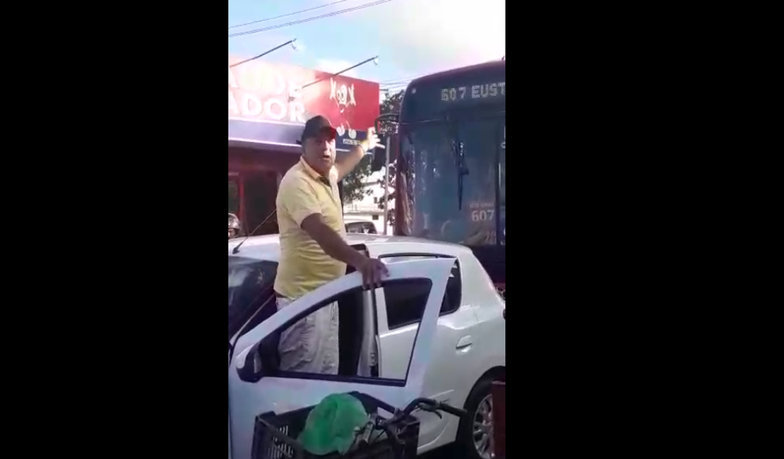 [Vídeo] Suposto parente de vítima fatal da covid-19 faz desabafo na rua