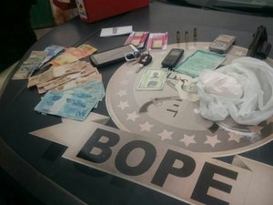 Operação prende seis pessoas com munições e cocaína  na capital