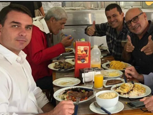 MP faz buscas em endereços ligados a Queiroz e família Bolsonaro