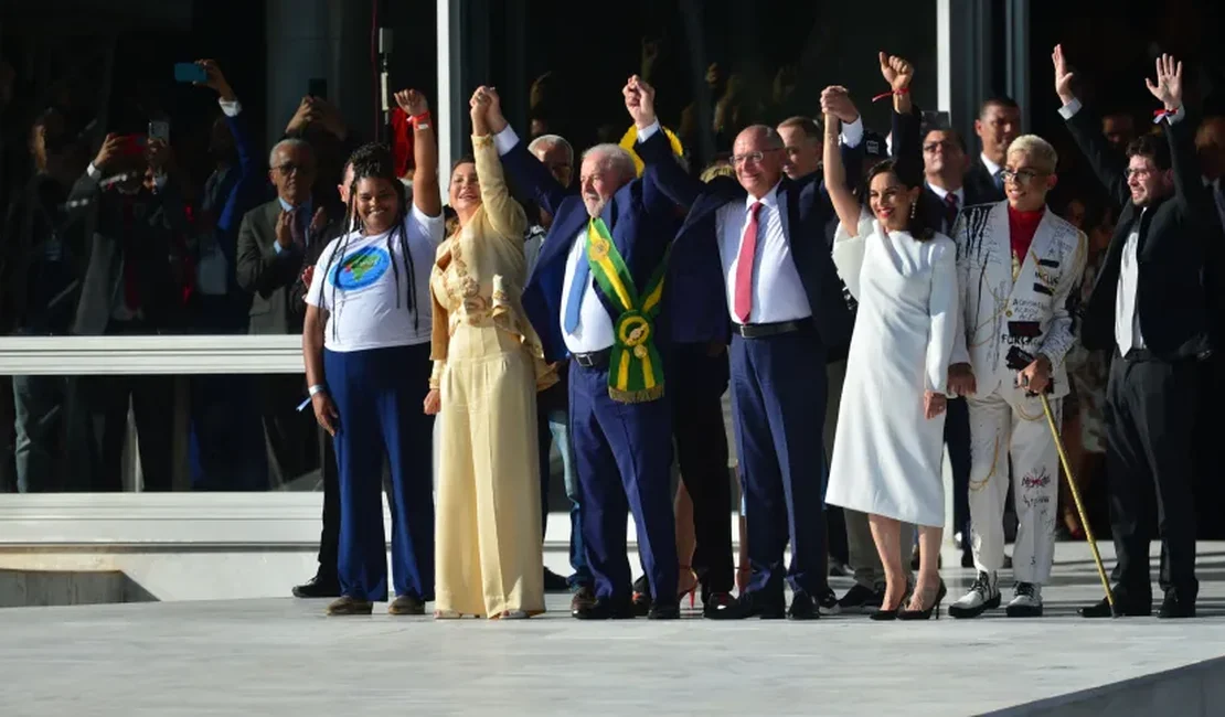 Lula sobe a rampa do Planalto e recebe a faixa presidencial