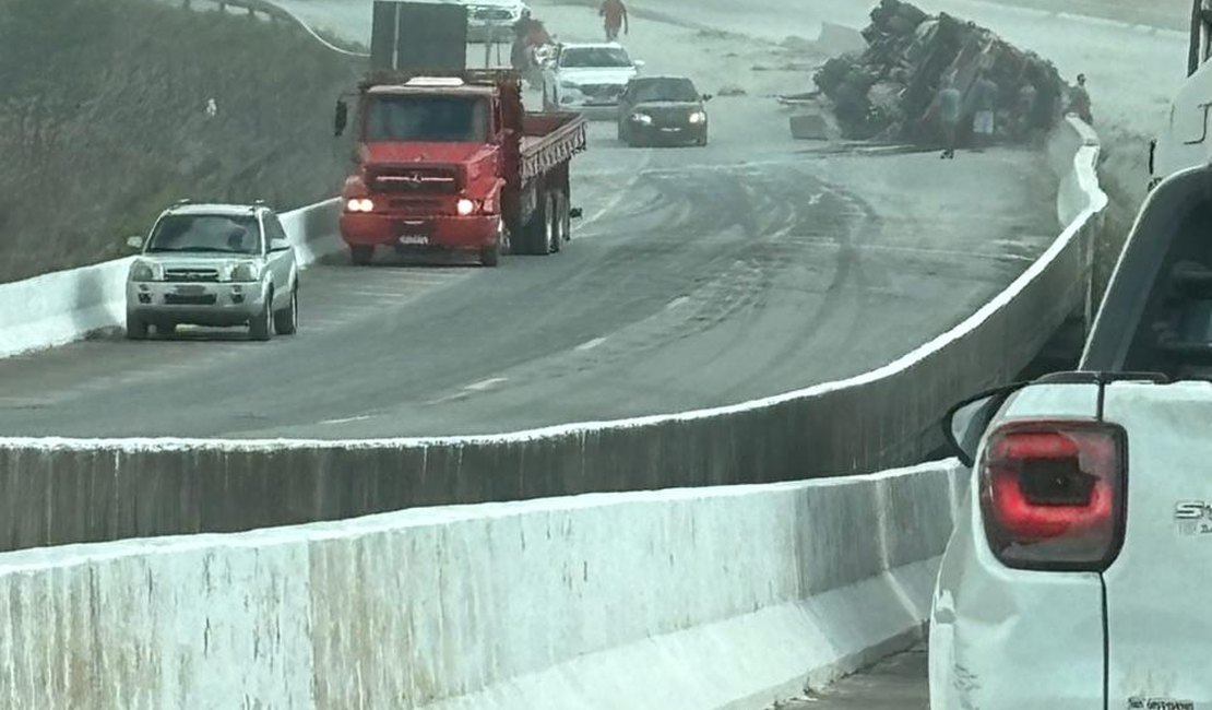 Caminhão tomba em São Miguel dos Campos e motorista fica preso às ferragens