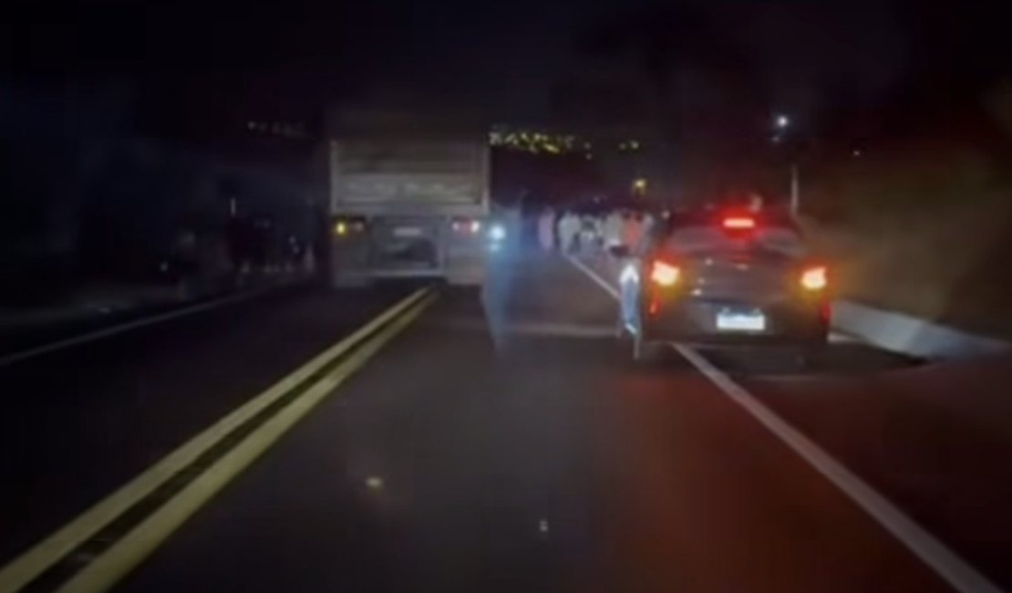 Colisão entre carreta e carro deixa vítima gravemente ferida no Sertão de AL