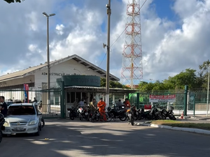 Trabalhadores do Porto de Maceió fazem protesto e bloqueiam entrada no Jaraguá
