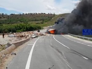 Carreta tomba, pega fogo e motorista morre carbonizado na BR-101