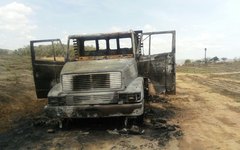 Caminhão foi encontrado parcialmente queimado