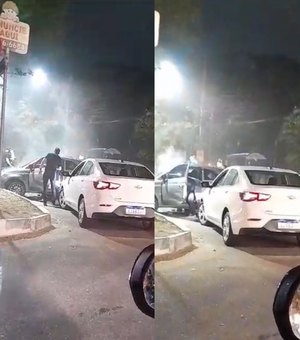 [Vídeo] Carro capota e gera fumaça e congestionamento na antiga Amélia Rosa