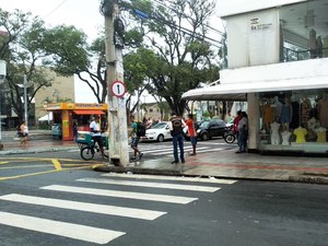 Via no Centro de Maceió é bloqueada para o tráfego de veículos