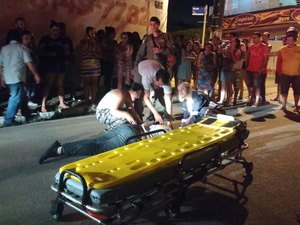 Motociclistas ficam feridos após serem colhidos por motorista de L-200