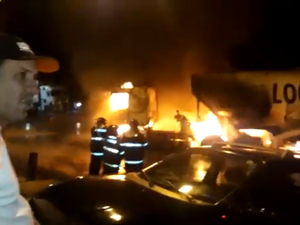 [Vídeo] Carreta colide com caçamba e pega fogo no Clima Bom