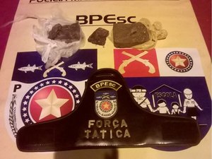 Polícias realizam prisões e apreendem arma e drogas