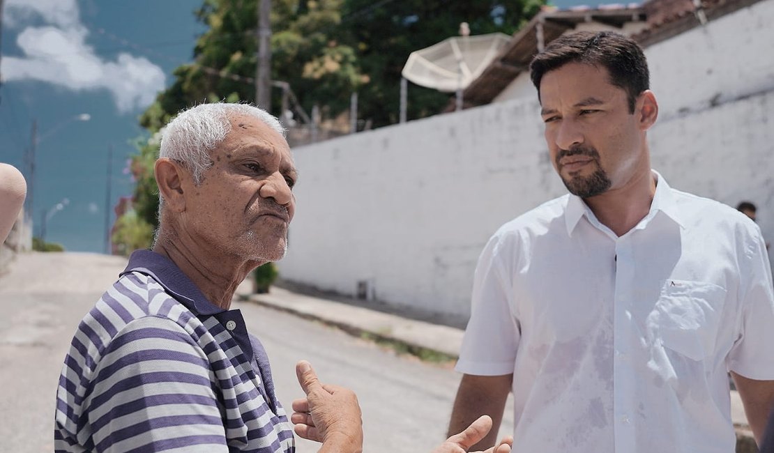 Senador Rodrigo Cunha visita residências atingidas pelo afundamento nos bairros Pinheiro e Bebedouro