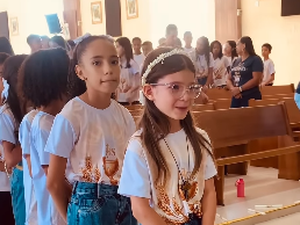 Criança se emociona ao fazer a Primeira Comunhão e comove internautas