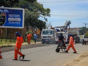 Rui Palmeira acompanha início de obras de recuperação viária de Maceió